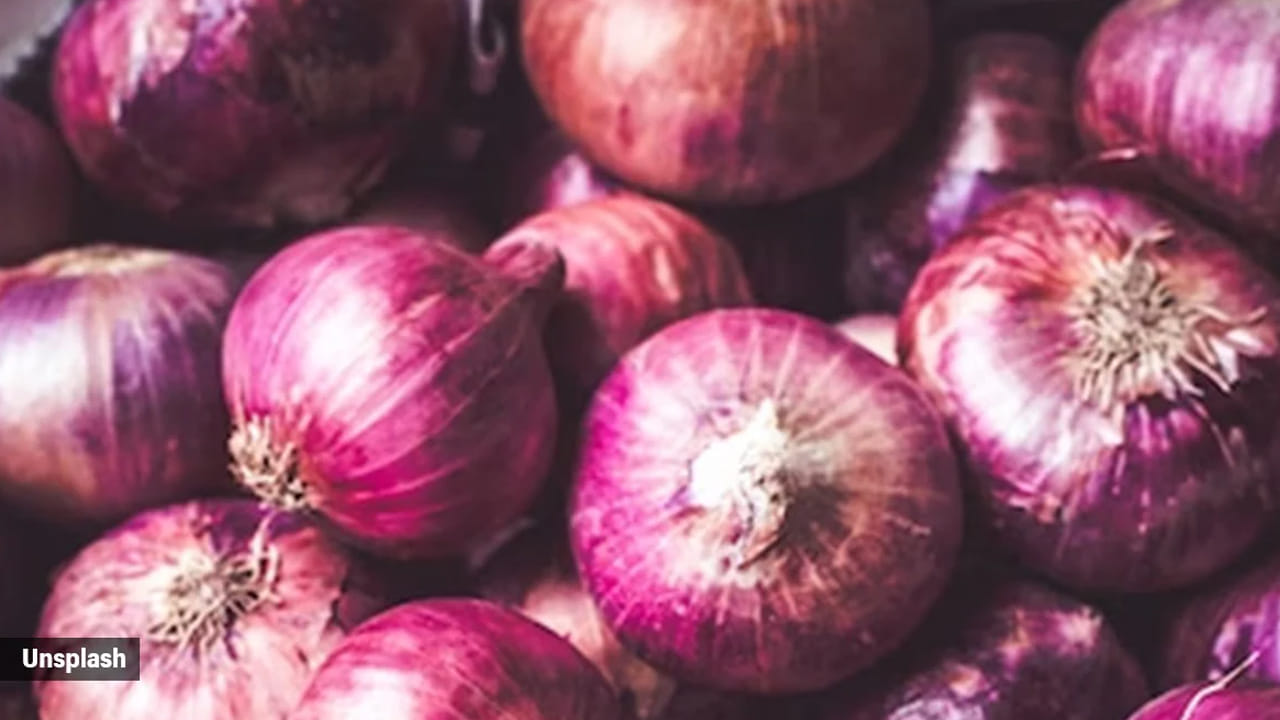 ఫ్రిజ్‌లో పెట్టవచ్చా?: ఉల్లిపాయలను ఫ్రిజ్‌లో పెడితే అందులోని తేమ వల్ల అవి మెత్తబడి, బూజు పట్టే అవకాశం ఉంది. అయితే, మీరు ఉల్లిపాయను సగం కోసినట్లయితే, మిగిలిన భాగాన్ని గాలి చొరబడని డబ్బాలో పెట్టి ఫ్రిజ్‌లో ఉంచవచ్చు. కానీ దానిని 1-2 రోజుల్లోనే వాడేయాలి.  ముఖ్య గమనిక: ఉల్లిపాయ పొట్టు (Skin) తీయకుండా ఉంచినప్పుడే అది సహజమైన రక్షణను కలిగి ఉంటుంది. అందుకే వాడే ముందు మాత్రమే పొట్టు తీయండి.  చిన్న జాగ్రత్తలు పాటిస్తే మీ వంటగదిలోని ఈ నిత్యావసర వస్తువులు వేసవిలో కూడా కనీసం 2 నుండి 4 వారాల పాటు తాజాగా ఉంటాయి.