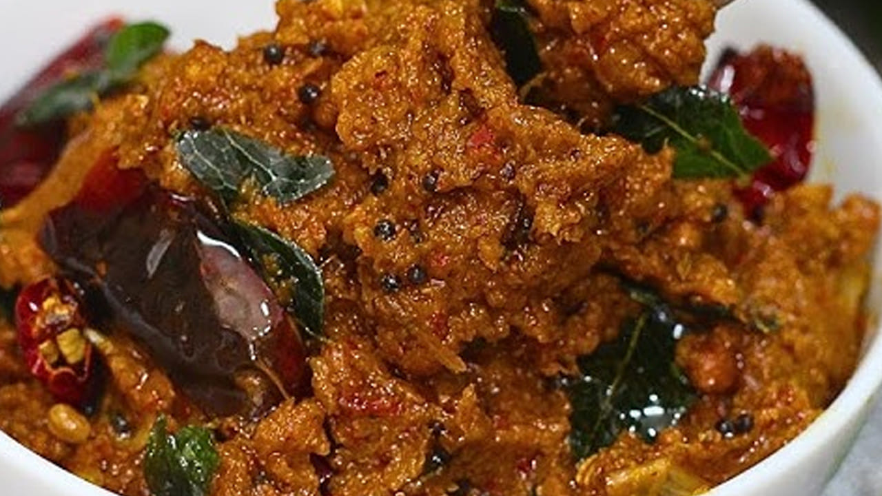 కావాల్సిన పదార్ధాలు : రెండు ఉల్లిపాయలు, 5 ఎండుమిర్చి, చింతపండు, రెండు టీ స్పూన్స్ మినపప్పు,  
ఒక టేబుల్ స్పూన్ శనగపప్పు, అర టీ స్పూన్ ఆవాలు, జీలకర్ర, రెండు టేబుల్ స్పూన్స్ నూనె, రుచికి తగినంత ఉప్పు, కరివేపాకు ఆకులు తీసుకోవాలి.