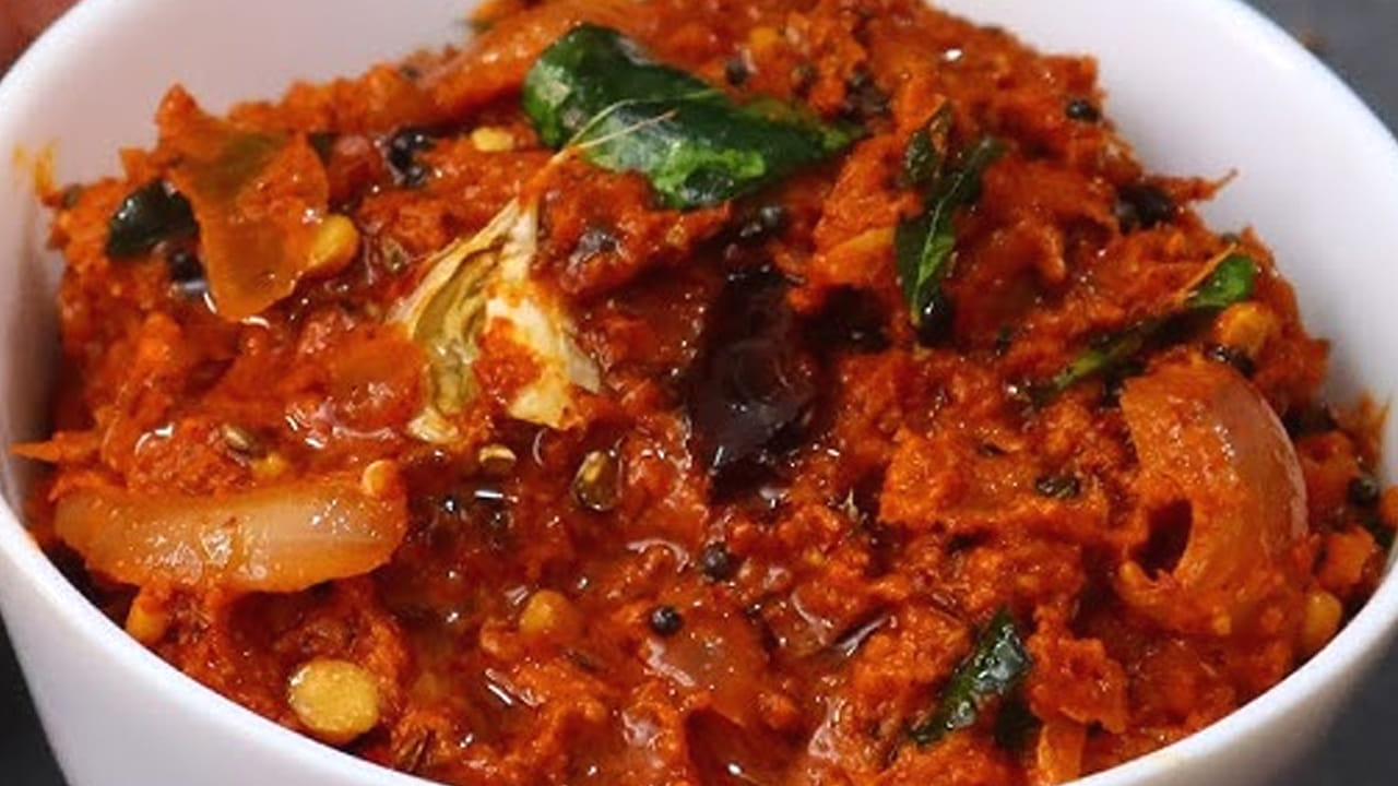  ముందుగా గ్యాస్ పొయ్యి వెలిగించి పాన్ పెట్టి దానిలో నూనె వేడి చేసి మినపప్పు, శనగపప్పు, ఆవాలు, జీలకర్ర, నాలుగు ఎండుమిర్చి, కరివేపాకు ఆకులు వేసి వేయించాలి.