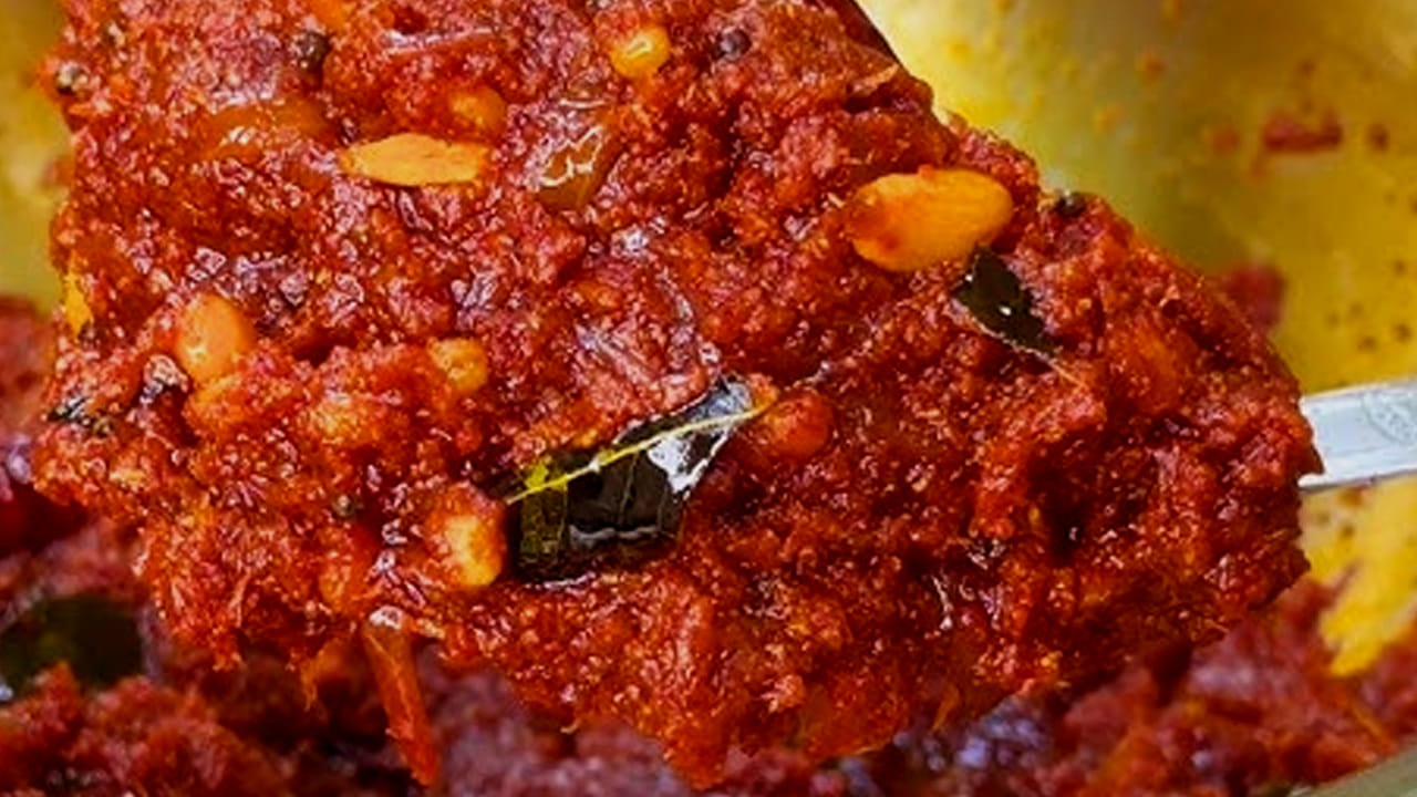 ఇక ఇప్పుడు దానిలో కట్ చేసిన ఉల్లిపాయ ముక్కలను వేసి, పచ్చివాసన పోయి గోల్డ్ రంగులోకి మారే వరకు 10 నిముషాల పాటు బాగా వేయించాలి.
