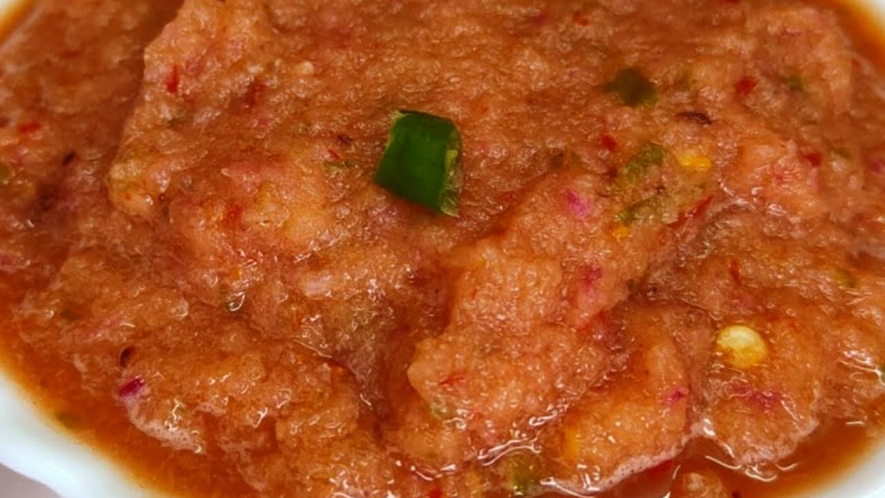  ఈ ఉల్లిపాయ మిశ్రమాన్ని తీసుకుని , దానిలో కొద్దిగా చింతపండు, ఉప్పు కలిపి రోట్లో మెత్తగా రుబ్బుకోవాలి.