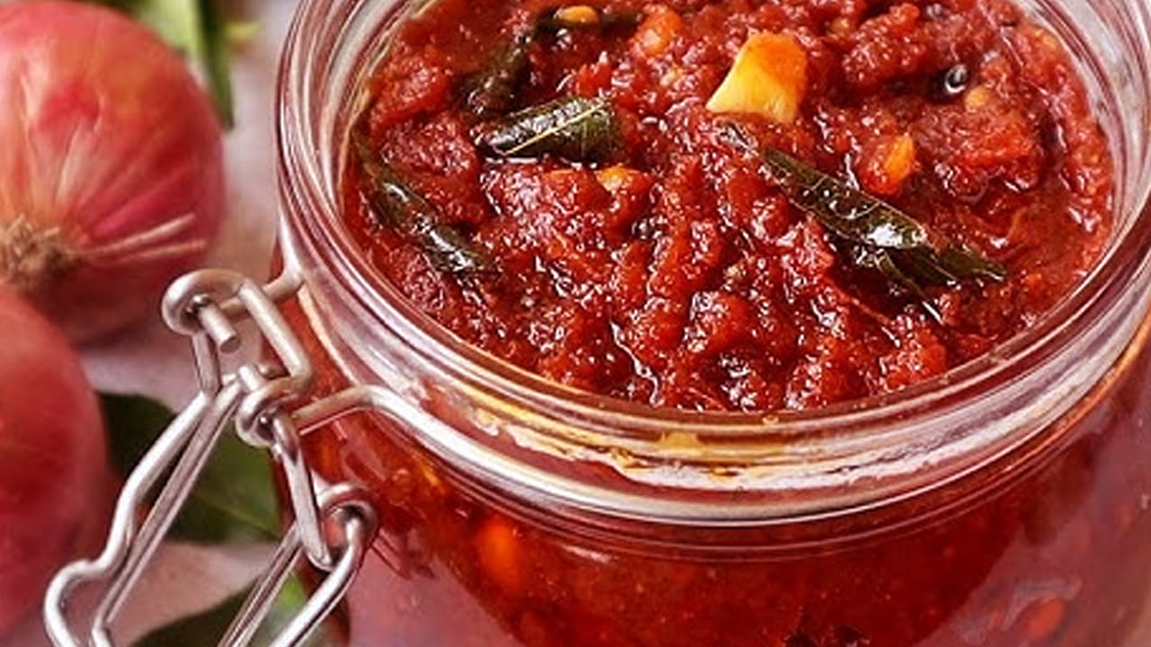 అలా నూరిన దాన్ని ఒక గిన్నెలో పెట్టుకోండి అంతే వేడి వేడి ఉల్లిపాయ పచ్చడి రెడీ. ఇది వేడి అన్నంలో తింటే రుచికరంగా ఉంటుంది.