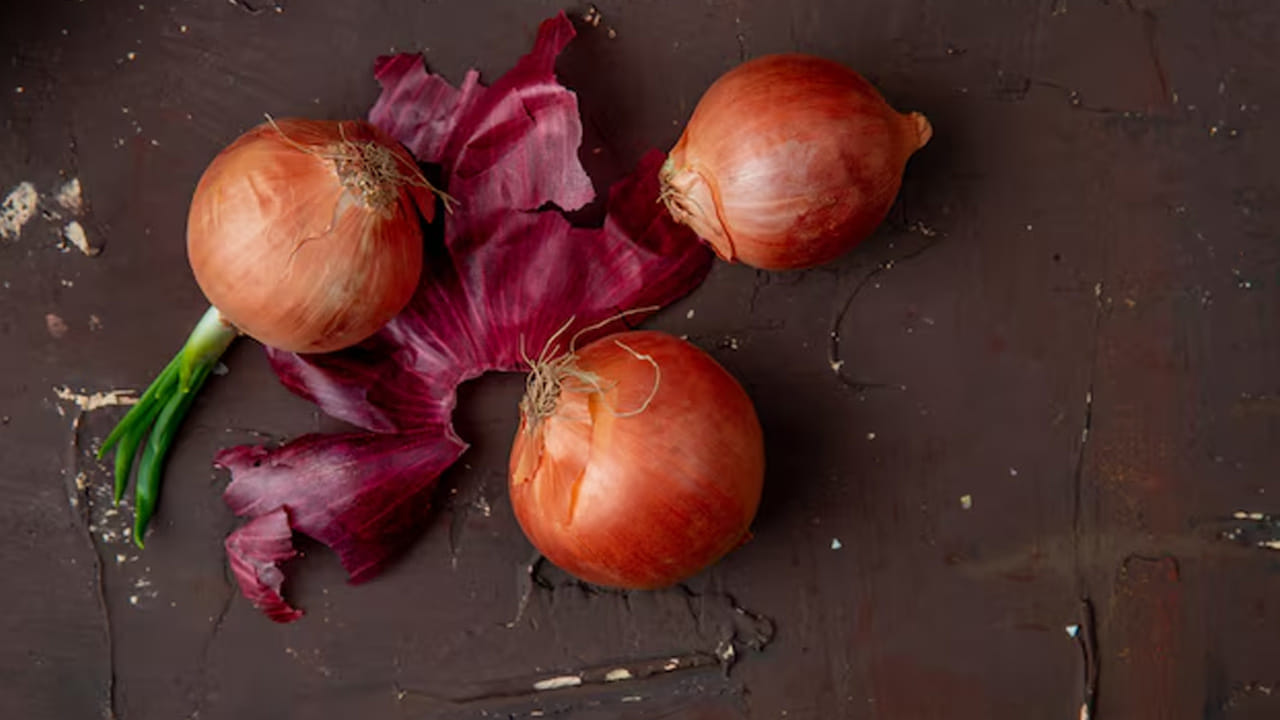 జుట్టు సంరక్షణకు ఉల్లిపాయలు ఎంతగానో ఉపయోగపడతాయి. ఉల్లిపాయలు కూడా సహాయపడతాయి. ఇందులో సల్ఫర్ ఎక్కువగా ఉంటుంది. ఇది జుట్టు పెరుగుదలకు సహాయపడే కొల్లాజెన్ ఉత్పత్తిని ప్రోత్సహిస్తుంది. జుట్టు నెరసిపోకుండా కాపాడుతుంది. ఉల్లిపాయ పొట్టును నీటిలో వేసి మరిగించి దురద, దద్దుర్లు ఉన్న చోట రాస్తే మంచి ఫలితం ఉంటుంది.