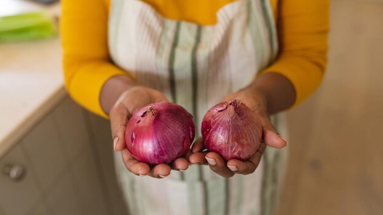 ఉల్లిపాయ పొట్టులో ఉండే యాంటీఆక్సిడెంట్ లక్షణాలు కండరాల నొప్పిని తగ్గించడంలో ప్రభావవంతంగా ఉంటాయి. ఒక గ్లాసు నీటిలో కొంచెం ఉల్లిపాయ పొట్టు వేసి పదిహేను నిమిషాలు బాగా మరిగించాలి. ఆ నీటిని వడకట్టి తాగితే కండరాల నొప్పులు తగ్గుతాయి.