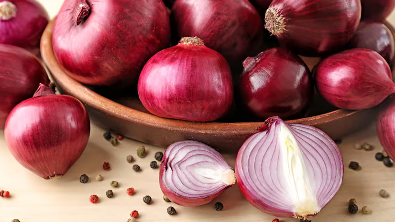 యాంటీ ఫంగల్ గుణాలు కలిగిన ఉల్లిపాయ పొట్టు చర్మ సమస్యలకు చెక్ పెడుతుంది. ఉల్లిపాయ తొక్కలు మీ చర్మానికి చాలా మేలు చేస్తాయి. ఉల్లిపాయ తొక్కలలో చర్మానికి అద్భుతంగా పనిచేసే యాంటీఆక్సిడెంట్లు ఉంటాయి. తొక్కలను నీటిలో ఉడకబెట్టి, ఆ నీరు చల్లారిన తర్వాత మీ చర్మానికి పట్టించండి.   