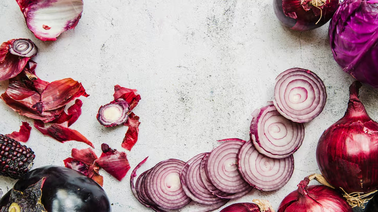 ఇందుకోసం ఒక గ్లాసు నీళ్లలో నాలుగోవంతు తీసుకుని గంటసేపు బాగా మరిగించాలి. ఈ మిశ్రమాన్ని రాత్రంతా అలాగే ఉంచి మరుసటి రోజు ఉదయం అప్లై చేయాలి. 30 నిమిషాల పాటు జుట్టు బాగా ఆరిన తర్వాత తలస్నానం చేస్తే జుట్టు నెరసిపోవడం తగ్గుతుంది. చుండ్రు కూడా తొలగిపోతుంది. 