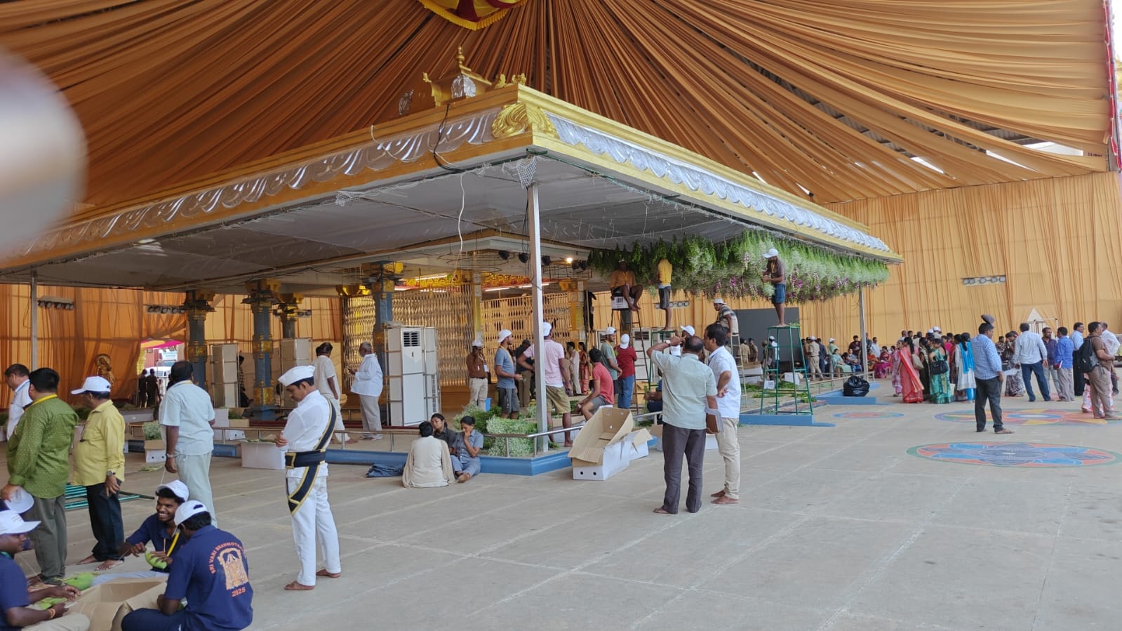 ఈ అద్భుత వేడుకకు ముఖ్యమంత్రి నారా చంద్రబాబు నాయుడు దంపతులు హాజరుకానున్నారు. రేపు సాయంత్రం 4 గంటలకు కడప జిల్లాకు చేరుకోనున్న సీఎం, రాత్రి 7 గంటలకు స్వామివారి కల్యాణోత్సవంలో పాల్గొంటారు. ఆంధ్రప్రదేశ్ రాష్ట్ర విభజన అనంతరం ఒంటిమిట్ట బ్రహ్మోత్సవాలను రాష్ట్ర పండుగగా ప్రభుత్వం నిర్వహిస్తోంది. ఈ క్రమంలోనే సీతారాముల వారికి ప్రభుత్వం తరపున ముఖ్యమంత్రి దంపతులు పట్టు వస్త్రాలను సమర్పించనున్నారు.