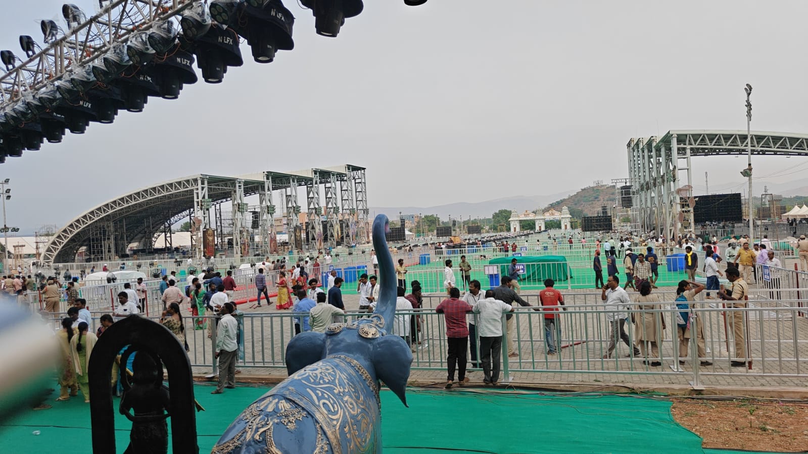 దేశవ్యాప్తంగా శ్రీరామనవమి రోజే కల్యాణ వేడుకలు జరిగితే, ఒక్క ఒంటిమిట్టలో మాత్రం నవమి తర్వాత వచ్చే పౌర్ణమి నాడే ఈ వేడుకను నిర్వహిస్తారు. దీని వెనుక ఒక ఆసక్తికరమైన పురాణ చరిత్ర ఉంది. చంద్రుడి కోరిక మేరకు, దేవతలందరూ కలిసి నిండు పౌర్ణమి రోజున చంద్రుడు చూస్తుండగా ఈ కల్యాణాన్ని జరిపిస్తారని భక్తుల నమ్మకం. అందుకే వెన్నెల వెలుగుల్లో స్వామి వారి కల్యాణాన్ని ఇక్కడ నిర్వహించడం ఆనవాయితీగా వస్తోంది.
