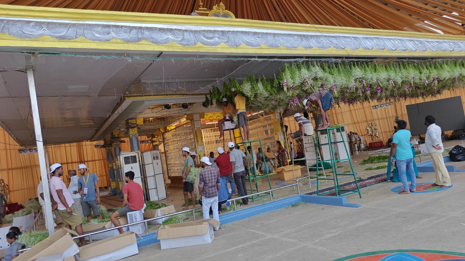 భక్తుల రద్దీని దృష్టిలో ఉంచుకుని పోలీసులు కట్టుదిట్టమైన బందోబస్తు ఏర్పాటు చేశారు. వాహనాల పార్కింగ్ కోసం మొత్తం 18 ప్రదేశాలను కేటాయించగా, వీఐపీ వాహనాల కోసం ప్రత్యేకంగా 5 చోట్ల పార్కింగ్ స్థలాలను సిద్ధం చేశారు. భక్తుల భద్రత కోసం వేల సంఖ్యలో పోలీసు సిబ్బందిని రంగంలోకి దించారు. బ్రహ్మోత్సవాలు ఏప్రిల్ 5వ తేదీ వరకు కొనసాగనున్నాయి, 6వ తేదీన ధ్వజావరోహణంతో ఈ వేడుకలు ముగియనున్నాయి.
