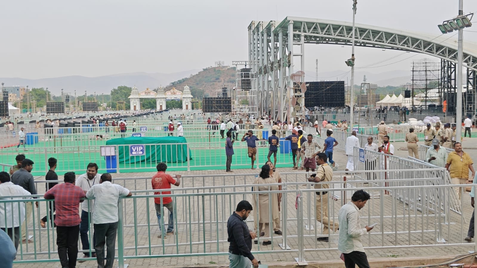 కల్యాణోత్సవం సందర్భంగా కడప-తిరుపతి ప్రధాన రహదారిపై వెళ్లే వాహనాలకు పోలీసులు దారి మళ్లింపు ఉత్తర్వులు జారీ చేశారు. తిరుపతి వైపు వెళ్లే వాహనాలను ఊటుకూరు మరియు రాయచోటి మీదుగా మళ్లించనున్నారు. అలాగే కడప వైపు వచ్చే వాహనాలను చాలా బాధ క్రాస్ రోడ్ వద్ద నుంచి దారి మళ్లించారు. వాహనదారులు ఈ మార్పులను గమనించి పోలీసులకు సహకరించాలని అధికారులు కోరుతున్నారు


-సుధీర్ చప్పిడి,
కడప.