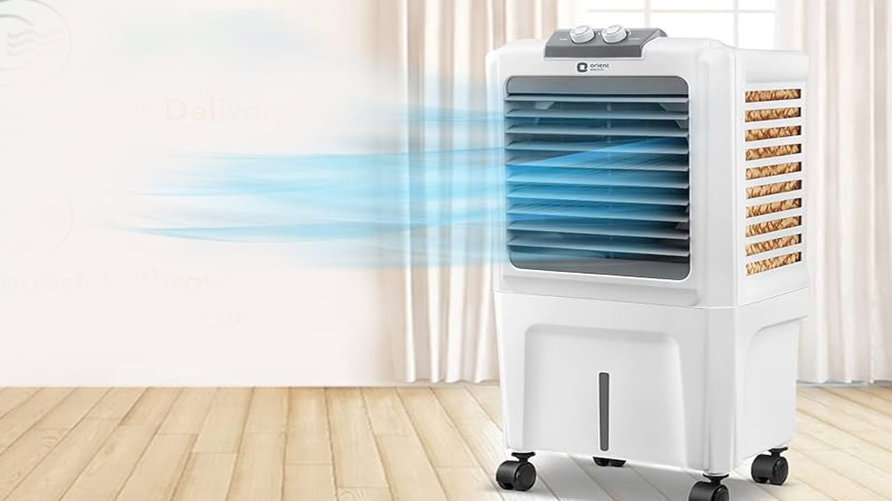 1. ఓరియంట్ ఎలక్ట్రిక్ డ్యూరాచిల్ (Orient Electric Durachill) 40 L, ధర: సుమారు రూ.5,040. ప్రత్యేకతలు: ఇందులో ఏరోఫ్యాన్ (Aerofan) టెక్నాలజీ ఉంది. ఇది సాధారణ కూలర్ల కంటే 17% ఎక్కువ గాలిని ఇస్తుంది. మూడు వైపులా హనీకోంబ్ కూలింగ్ ప్యాడ్లు ఉండటం వల్ల చల్లదనం ఎక్కువగా ఉంటుంది. వాడనప్పుడు దుమ్ము, ధూళి లోపలికి వెళ్లకుండా కొలాప్సిబుల్ లూవర్లు (Louvres) ఉన్నాయి.