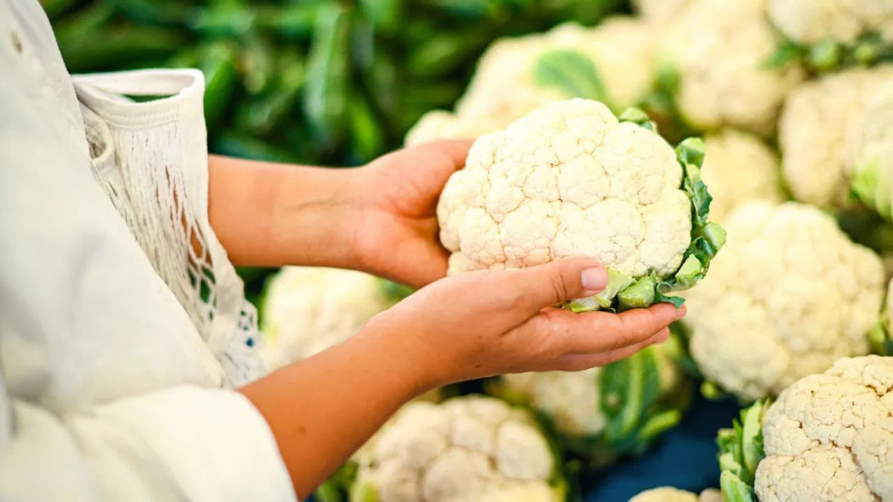 క్యాలీఫ్లవర్: క్యాలీఫ్లవర్ అసలు భారతీయులది కాదు. దీని మూలాలు సైప్రస్ ద్వీపం, మధ్యధరా ప్రాంతంలో ఉన్నాయి. 19వ శతాబ్దంలో బ్రిటిష్ వారు దీనిని భారత్‌కు తెచ్చారు. యూపీలోని సహారన్‌పూర్‌లో బ్రిటిష్ వృక్షశాస్త్రజ్ఞుడు డాక్టర్ జేమ్సన్ దీనిని మొదటిసారిగా సాగు చేశారు. నేడు మనం ప్రపంచంలోనే క్యాలీఫ్లవర్ ఉత్పత్తిలో అగ్రగామిగా ఉన్నాం.
