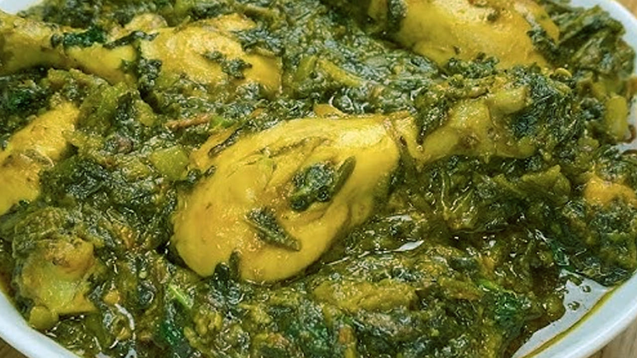 ముందుగా చికెన్ తీసుకుని పసుపుతో శుభ్రం చేసి నీళ్ళలో 10 నిముషాల పాటు బాగా ఉడికించండి. ఆ తర్వాత నీటిని చికెన్ ముక్కలను వేరు చేసి ఒక బౌల్ లోకి తీసుకోండి.
 