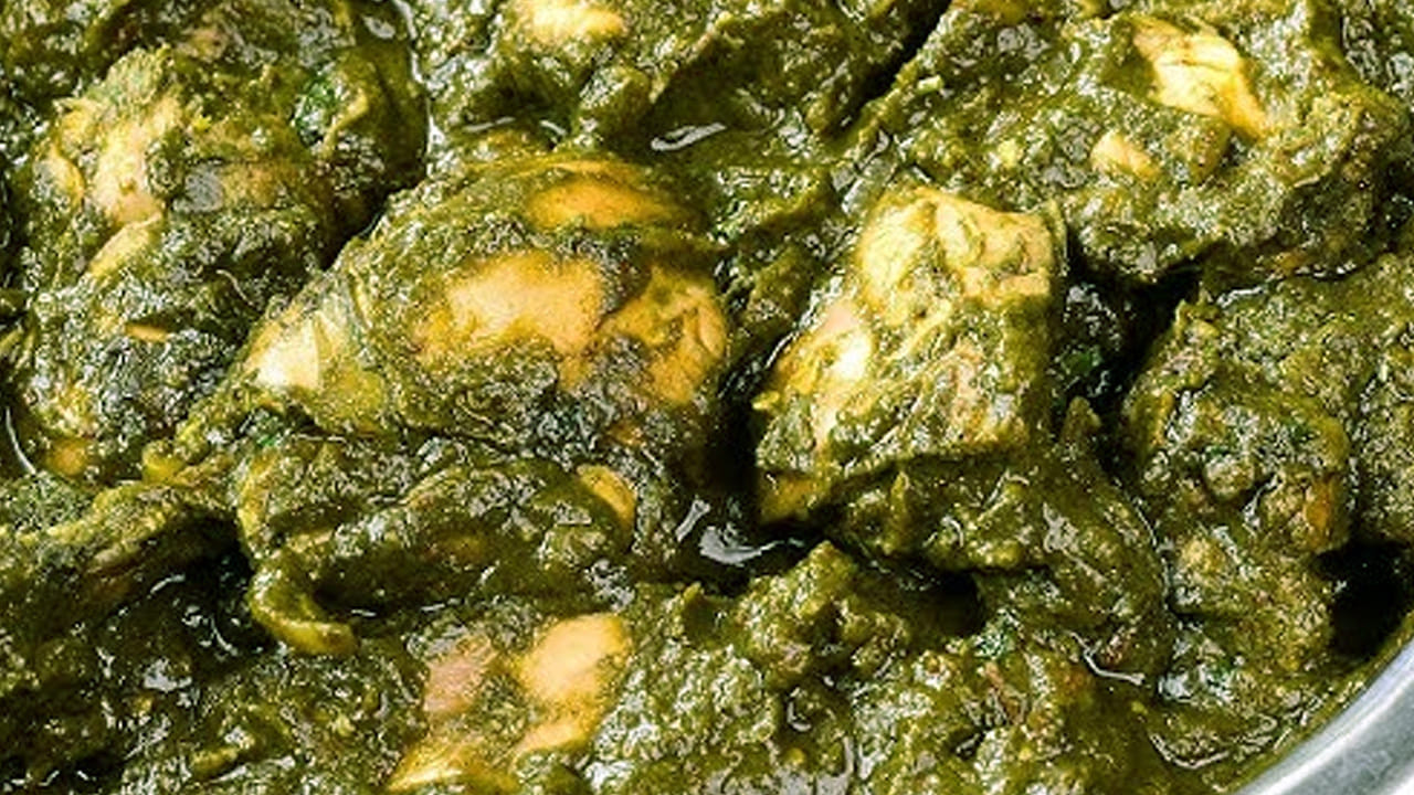 కావాల్సిన పదార్ధాలు : అరకిలో చికెన్, 3 పాలకూర కట్టలు, రెండు చిన్న ఉల్లిపాయ, 3 టమోటాలు, 2 పచ్చిమిర్చి, ఒక టీ స్పూన్ అల్లం వెల్లుల్లి పేస్ట్, ఒక టీ స్పూన్ చికెన్ మసాలా పొడి, అర టీ స్పూన్ పసుపు, రెండు టేబుల్ స్పూన్స్ కారం, నూనెను తీసుకోవాలి.
