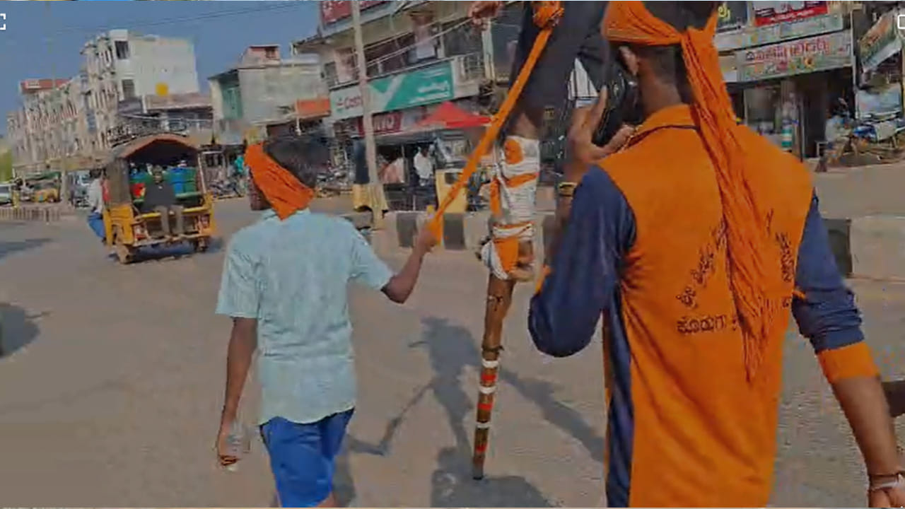 40 డిగ్రీలకు పైగా ఎండ మండుతున్నాపిల్లలు, పెద్దలు, వృద్ధులు, ఆడ మగ తేడా లేకుండా ఆ మల్లన్న నామస్మరణతో ముందుకు సాగుతుంటారు.కాళ్లకు బొబ్బలు వచ్చినా, శరీరంఅలసిపోయినా, భక్తి ముందు అవన్నీ లెక్క కాదు. నమశ్శివాయ మంత్రం జపిస్తూ మల్లన్న స్మరణలో మునిగిపోయి,శ్రీశైలం వైపు అడుగులు వేస్తున్నారు.