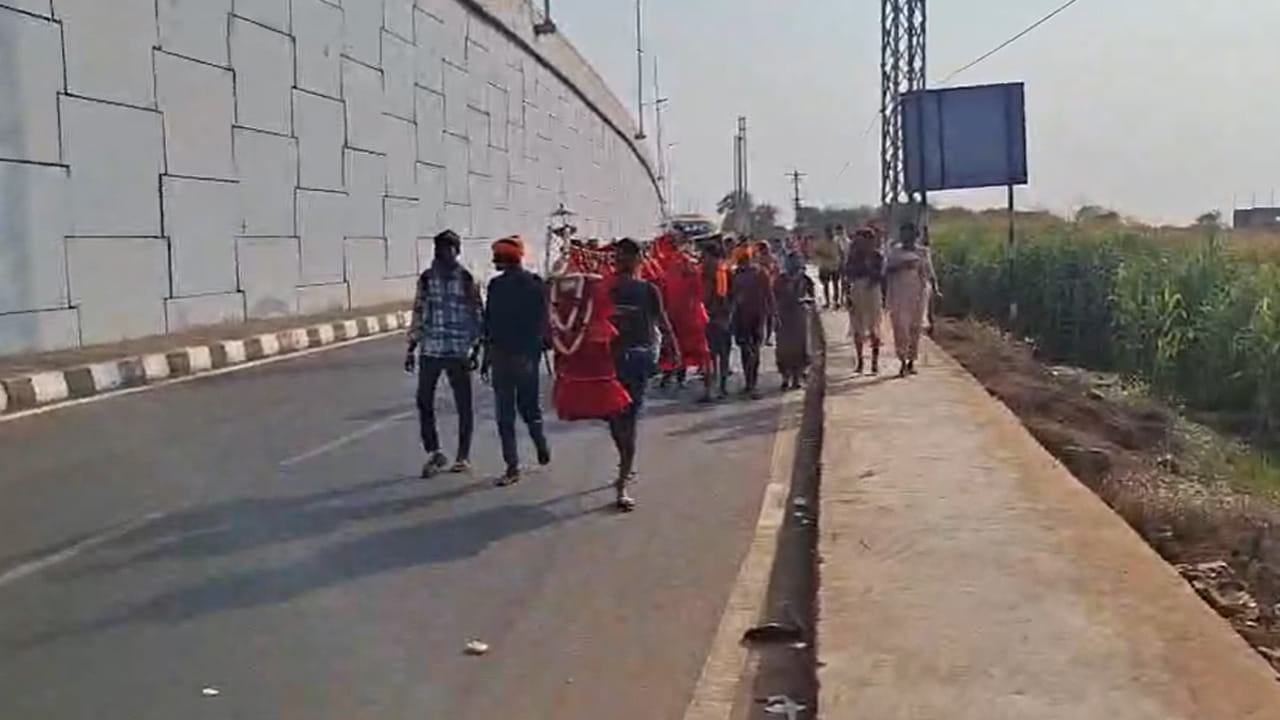 కర్ణాటక నుంచి బయలుదేరిన ఈ పాద యాత్రికులు కర్నూలు, ఆత్మకూరు, వెంకటాపురం, నాగలూటి, పెచ్చేరు, దామర్లకుంట, భీమునికల్ మార్గాల మీదుగా శ్రీశైల క్షేత్రానికి చేరుకుంటున్నారు.