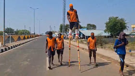 అమ్మో ..ఇదేం భక్తి యాత్ర బాబోయ్.. కాళ్లకు కర్రలు కట్టుకొని..