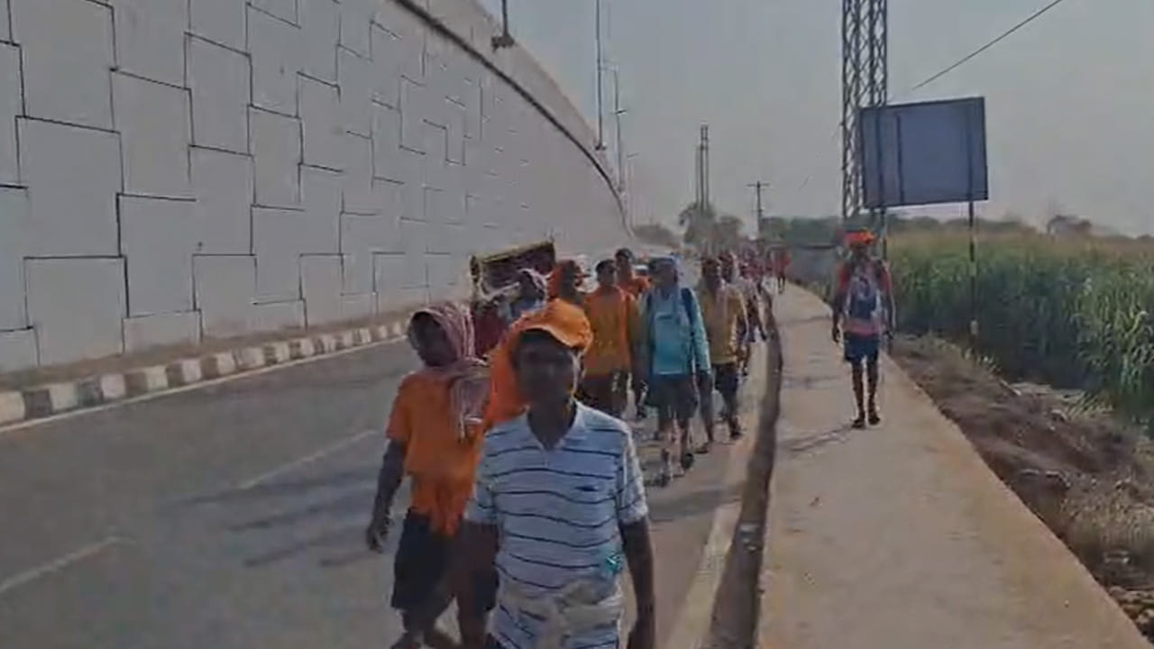 కన్నడిగులు భ్రమరాంబ దేవిని తమ ఇంటి ఆడపడుచుగా,మల్లికార్జున స్వామిని తమ ఇంటి అల్లుడిగా భావిస్తారు.అందుకే ప్రతి సంవత్సరం ఉగాది సమయానికి లక్షలాది మంది కన్నడ భక్తులు శ్రీశైలానికి పాదయాత్రగా చేరుకుంటారు.కొంతమంది భక్తులు అయితే సుమారు నెల రోజులపాటు పాదయాత్ర చేస్తూ శ్రీశైల క్షేత్రానికి చేరుకుంటారు.