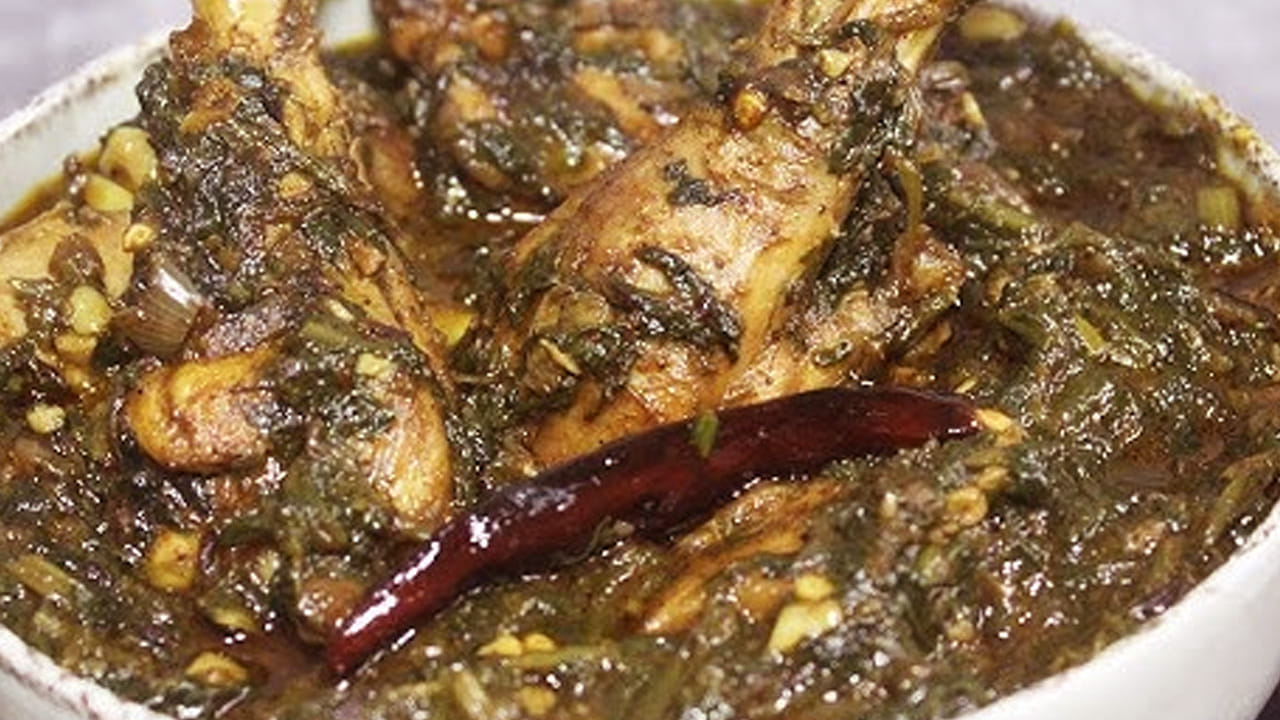 గ్యాస్ పొయ్యి మీద పాన్ పెట్టి నూనె వేసి, అది వేడయ్యాక   యాలకులు , బిర్యానీ మసాలాలు వేసి బాగా వేయించాలి. 2 మినిట్స్ తర్వాత ఉల్లిపాయ ముక్కలు వేసి బంగారు రంగు వచ్చే వరకు స్టవ్ మీదే వేయించాలి.