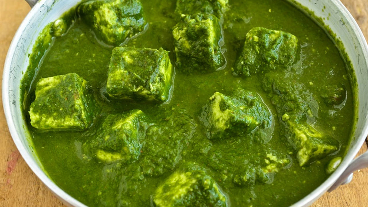 రెండు మూడు నిమిషాలపాటు, గ్రేవీ చిక్కబడే వరకు ఉడికించి, ఇందులో ఉప్పు, పాల కూర ఆకులు వేసి అది చిక్కటి మిశ్రమంలా వచ్చే వరకు ఉడకనివ్వాలి.