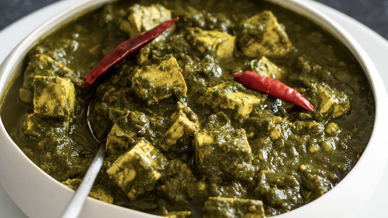 ముందుగా పాలకూరను కడిగి శుభ్రం చేసుకుని, వేడి నీటిలో 5 నిమిషాల పాటు స్టవ్ మీదే ఉంచి బాగా ఉడికించాలి. ఆ తర్వాత చల్లటి నీటిలో వేసి ఒక ప్లేట్ లోకి తీసుకోవాలి.
