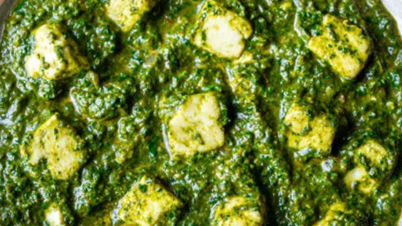 ఇప్పుడు పాలకూరను తీసుకుని  పచ్చిమిర్చి కలిపి మిక్సీలో కానీ రోటీలో కానీ మెత్తగా అయ్యేలా రుబ్బుకోవాలి.ఇప్పుడు స్టవ్ వెలిగించి ఒక పాన్ లో ఆయిల్ వేసి అది వేడయ్యాక దానిలో ఒక టీ స్పూన్ జీలకర్ర, బిర్యానీ ఆకులు వేయాలి. ఆ తర్వాత కట్ చేసిన ఆనియన్స్ ను వేసి గోల్డ్ రంగు వచ్చే వరకు బాగా వేయించాలి.