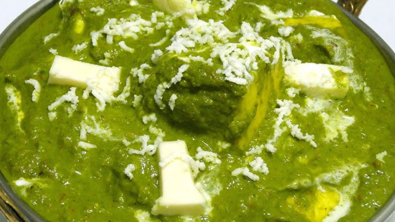 పాలకూర పేస్ట్ ను పాన్ లో వేసి 5  నిమిషాలు బాగా ఉడికించాలి. చివర్లో పన్నీర్ ముక్కలను వేసి 2 నిమిషాలు ఉంచి కిందకు దించేయాలి.  అంతే అంతే వేడి వేడి పాలక్ పన్నీరు కూర రెడీ.