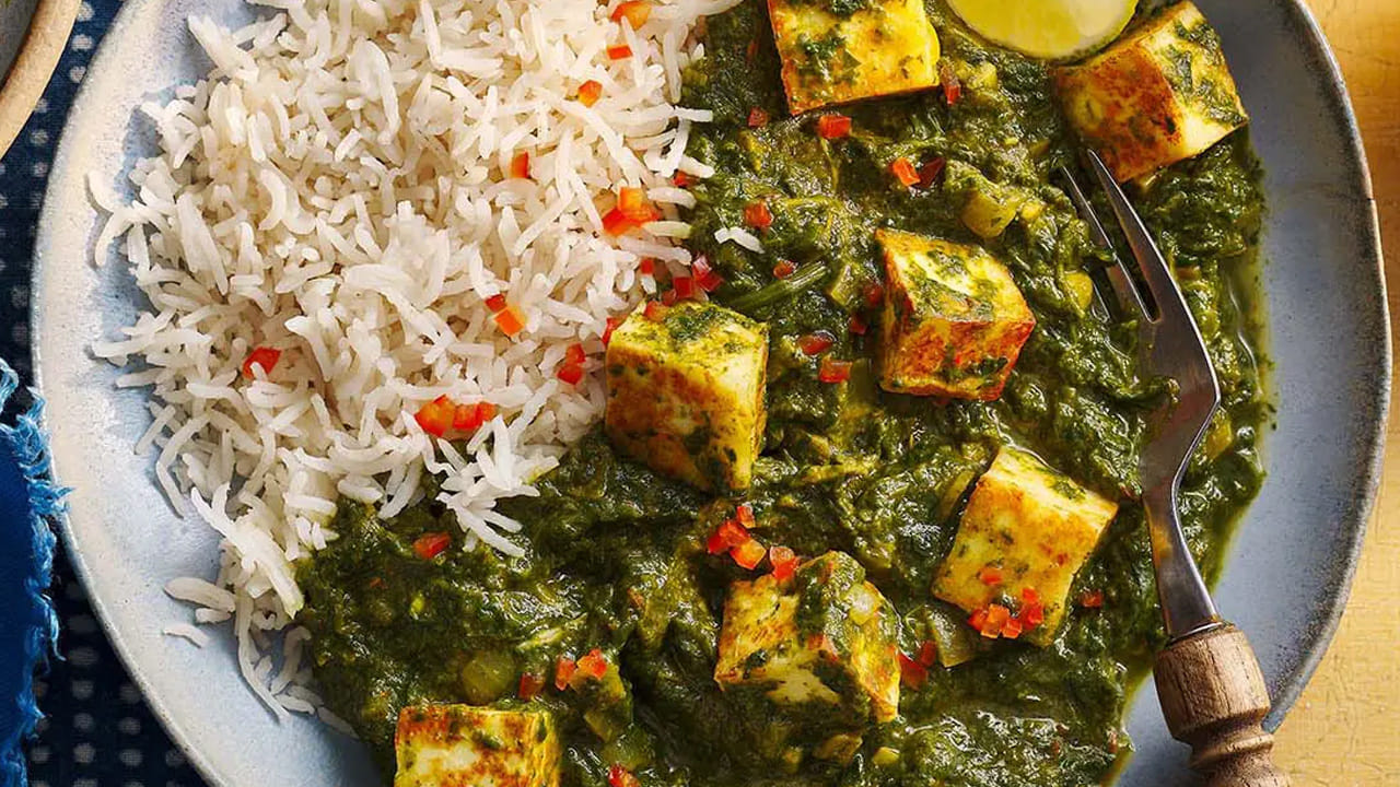 కావాల్సిన పదార్ధాలు : 3 పాలకూర కట్టలు, 350 గ్రాములు పన్నీర్, ఒక ఉల్లిపాయ, 4 టమోటాలు, 3 పచ్చిమిర్చి, ఒక టేబుల్ స్పూన్  అల్లం వెల్లుల్లి పేస్ట్, ఒక టీ స్పూన్  జీలకర్ర, అర టీ స్పూన్ పసుపు, ఒక టేబుల్ స్పూన్ కారం, మసాలా పొడి, నూనెను తీసుకోవాలి.