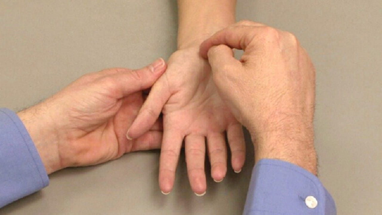 అదే విధంగా, చేతి వేళ్ల కింద ద్వీపం లాంటి గుర్తు కనిపనిస్తే ఇది జీవితంలో ఎదురు అయ్యే సమస్యలను సూచిస్తుందంట. దీని వలన కెరీర్ పరంగా ఎదగలేకపోవడం, అనారోగ్య సమస్యలు, ప్రతిష్టకు నష్టం కలిగే ఛాన్స్ ఉన్నదంట.