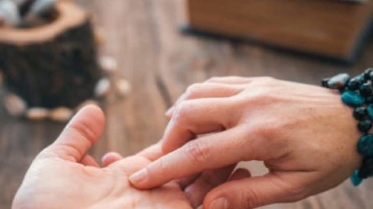 చేతిలో గీతలను బట్టి ఒక వ్యక్తి వ్యక్తిత్వం , కెరీర్ గురించి తెలుసుకుంటారు. అయితే  కొంత మంది చేతిలో అదృష్ట గీతలు ఉంటే, మరికొంత మందికి చేతిలో దురదృష్టకర గీతలు ఉంటాయి. ఇవి వారి జీవితంలో కొన్ని సమస్యలకు కారణం అవుతుంది. 