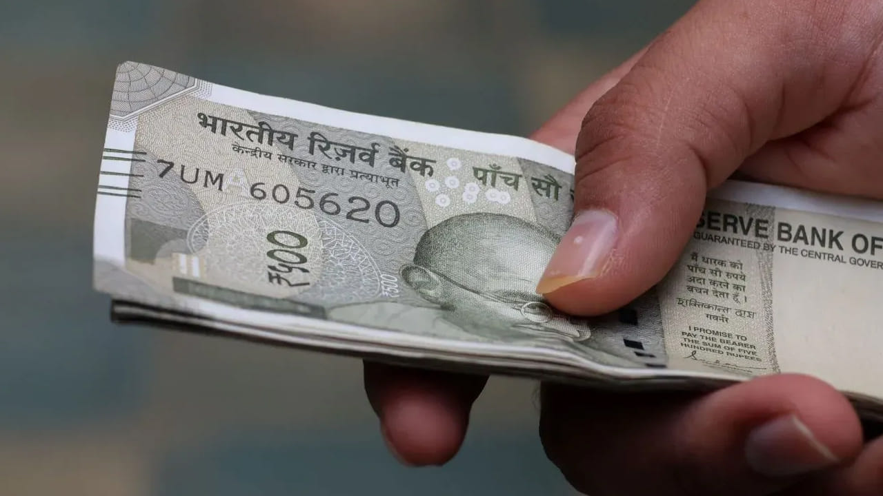 ఇక పిల్లల విద్యా భత్యాన్ని నెలకు రూ.100 నుంచి రూ.3 వేకకు పెంచారు. గరిష్టంగా ఇద్దరు పిల్లల వరకు ఈ ప్రయోజనం పొందవచ్చు. ఇక హాస్టల్ ఖర్చు భత్యాన్ని నెలకు రూ.300 నుంచి రూ.9 వేలకు పెంచారు. ఇది కూడా ఇద్దరు పిల్లకు వర్తించనుంది. ఇక హెచ్‌ఆర్ విషయంలో 50 శాతం పన్ను మినహాయింపు ఏప్రిల్ 1 నుంచి పొందవచ్చు.