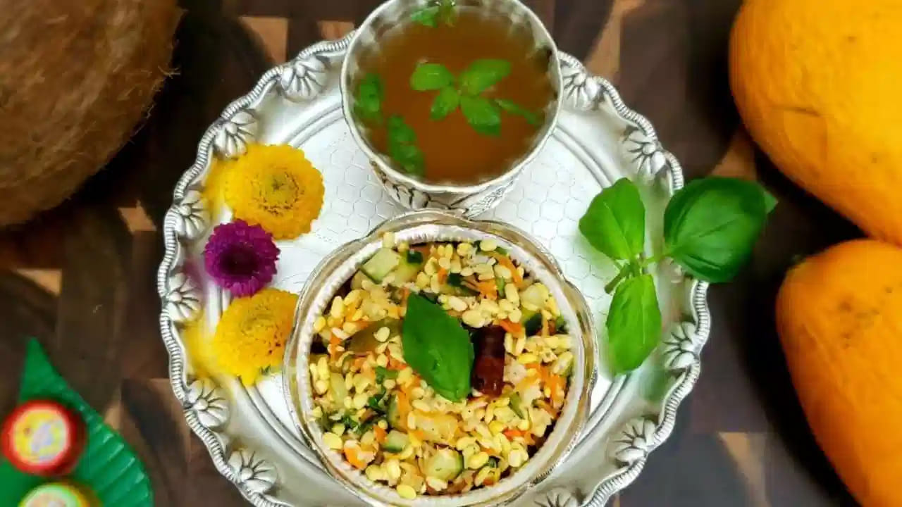 ముందుగా బెల్లాన్ని తీసుకుని తురుముకోవాలి. ఆ తర్వాత దీనిని ఒక గిన్నెలో పెట్టుకోవాలి. ఇప్పుడు మిరియాలను తీసుకుని మిక్సీలో కానీ, రోటిలో కానీ బాగా దంచుకోవాలి. 