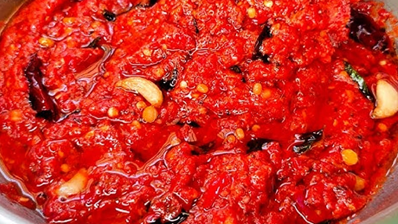 ఆ తర్వాత మిరప తోడిమిలను తీసి వాటిని రెండు లేదా మూడు ముక్కలుగా కోసి వాటిని ఒక ప్లేట్ లోకి తీసుకోవాలి.  ఇప్పుడు రోటిలో వేసి కచ్చా పచ్చగా గా దంచుకోవాలి.