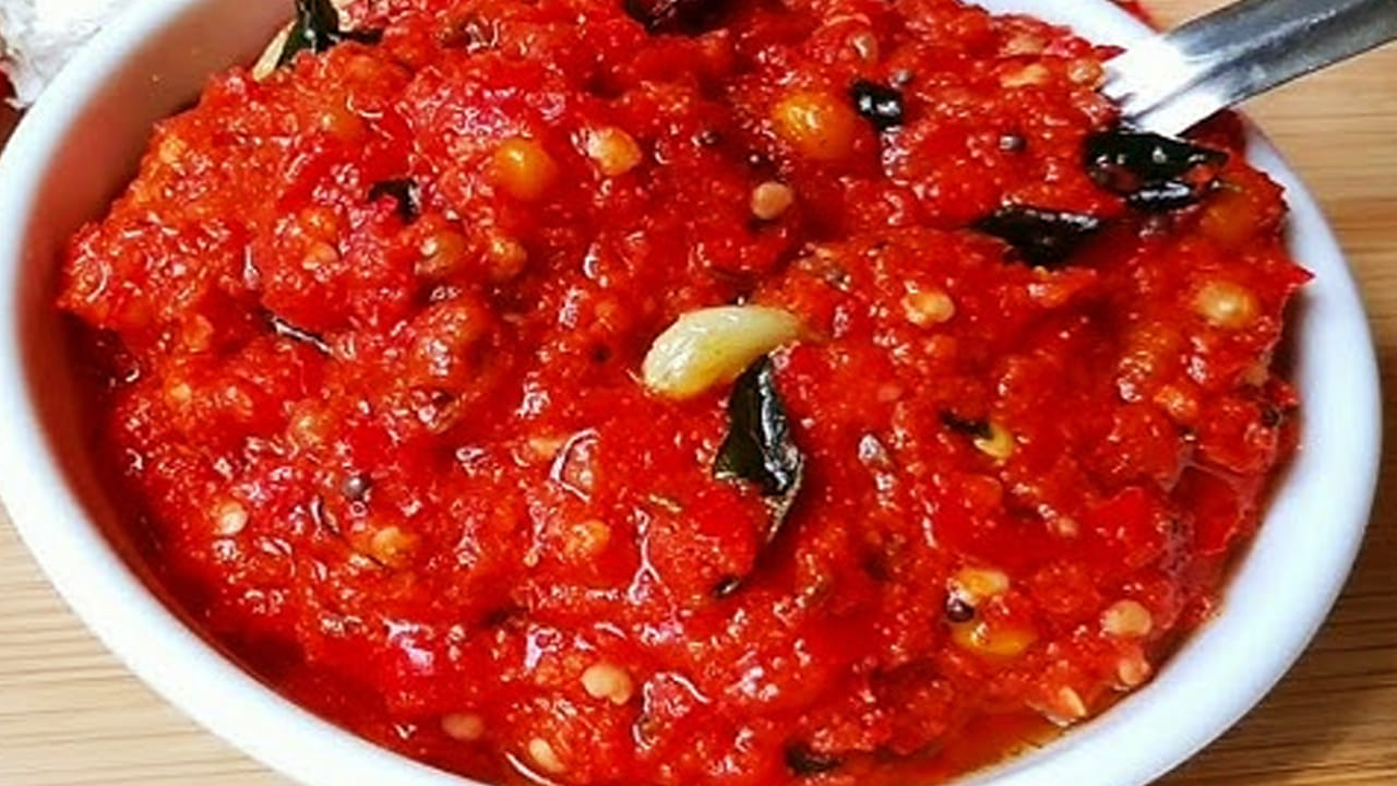 ఆ తర్వాత వాటిలో పది వెల్లుల్లి రెబ్బలు వేసి, అలాగే రుచికి సరిపడా ఉప్పు వేసి బాగా నూరుకోవాలి.  మిక్సీ లేదా గ్రైండ్ చేసేకన్నా రోటిలో నూరితే పండు మిర్చి మరింత రుచిగా ఉంటుంది. 