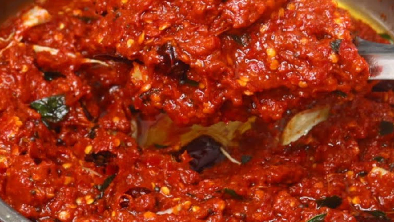 మిర్చి పచ్చడి రెడీ అయిన తర్వాత చివర్లో మూడు స్పూన్స్ నిమ్మరసాన్ని కలుపుకోవాలి.  మీకు మంట లేకుండా తినాలి అనుకుంటే అర కప్పు ఉల్లిపాయ ముక్కలు కూడా వేస్తే ఇంకా టేస్టీగా ఉంటుంది.  కొత్తిమీర కూడా వేసి తినొచ్చు.

