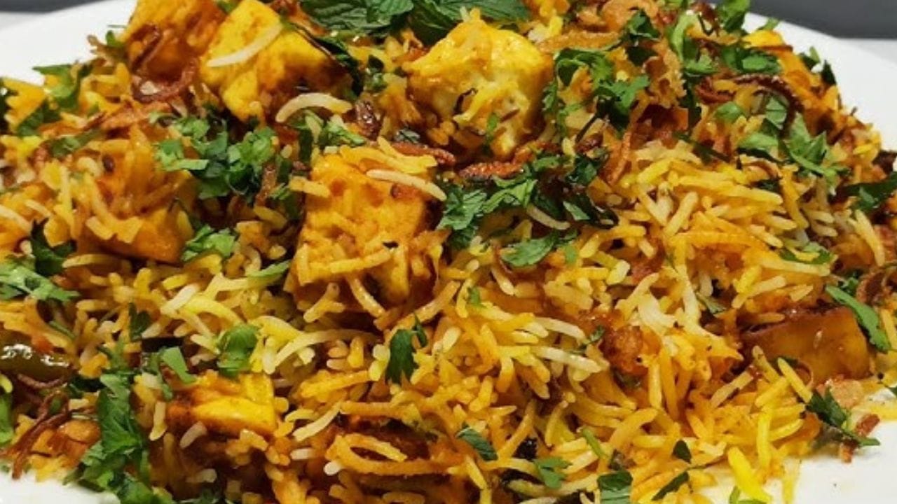 ఇప్పుడు ఒక టేబుల్ అల్లం వెల్లుల్లి పేస్ట్, నాలుగు పచ్చిమిర్చి వేసి బాగా వేయించాలి. ఆ తర్వాత నాలుగు టమాటా ముక్కలు వేసి అవి కూడా మెత్తగా అయ్యే వరకు బాగా ఉడికించాలి.