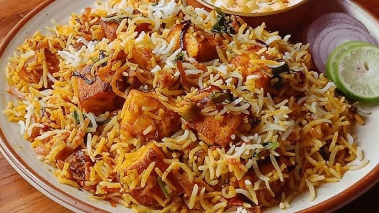 ఇక ఇప్పుడు నానబెట్టిన బియ్యం దానిలో వేసి తగిన నీళ్లు పోసి కుక్కర్ మూత పెట్టేసి.. 5 విజిల్స్ వచ్చే వరకు బాగా ఉడికించాలి. బియ్యం, పనీర్ ముక్కలు బాగా ఉడికిన తరువాత గ్యాస్ ఆఫ్ చేసి 20 నిమిషాల పాటు ఉంచి కిందకు దించాలి.