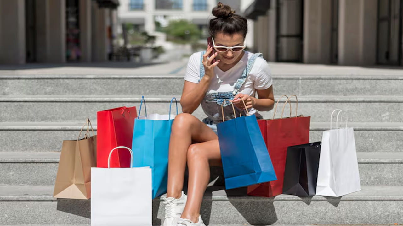 నియంత్రణ సాధించాలనే తపన (Sense of Control): ప్రపంచంలో ఏదైనా అవాంఛనీయ సంఘటన జరిగినప్పుడు మనకు భయం వేస్తుంది. పరిస్థితి మన చేతుల్లో లేదని అనిపించినప్పుడు, కనీసం మనకు కావాల్సిన ఆహారం, వస్తువులైనా మన దగ్గర ఉన్నాయనే భావన మనకు కొంత ఉపశమనాన్ని ఇస్తుంది. వస్తువులను పోగేయడం ద్వారా మన జీవితాన్ని మనం కంట్రోల్ చేస్తున్నామనే భ్రమలో మెదడు ఉంటుంది.