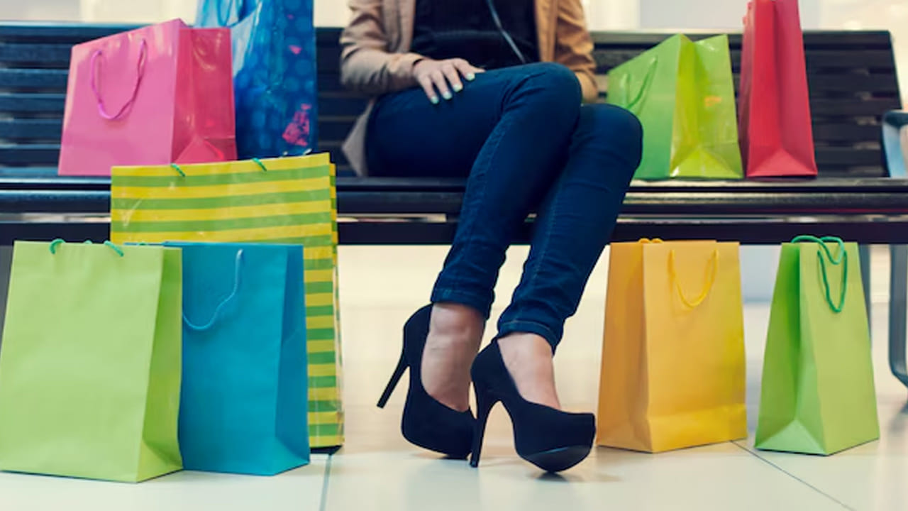 ఆందోళన, అభద్రత (Anxiety and Insecurity): భవిష్యత్తు గురించి స్పష్టత లేనప్పుడు మనిషి అభద్రతా భావానికి లోనవుతాడు. ఈ ఒత్తిడి నుండి బయటపడటానికి షాపింగ్ ఒక థెరపీలా పనిచేస్తుంది. వస్తువులు ఇంట్లో నిండుగా ఉంటే సురక్షితంగా ఉన్నామనే ఫీలింగ్ కలుగుతుంది.
