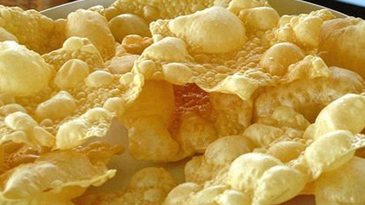 అప్పడాలు, పాపడాలు అంటే ఎవరికి ఇష్టం ఉండదు. చాలా మంది వీటిని ఎంతో ఇష్టంగా తింటారు. కానీ నూనె ఉపయోగించడం వలన కొంత మంది వీటిని తినడం ఇష్టం ఉన్నా పక్కన పెడుతుంటారు. అయితే నూనెలో వేయిచడం మీ ఆరోగ్యాన్ని హానికరం అని పాపడాలు, అప్పడాలు తినడం మానేస్తున్నారా? అయితే మీ కోసమే ఈ అద్భుతమైన సమాచారం, చుక్క నూనె లేకుండా అప్పడాలు లేదా పాపడాలను వేయించవచ్చును. అది ఎలానో ఇప్పుడు చూద్దాం పదండి.