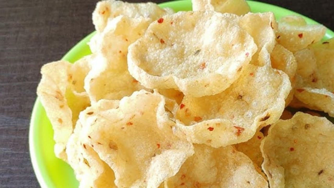 అన్నం లేదా పప్పు, సాంబార్ ఇలా ఏ వంటకంలోనైనా సరే సైడ్ అప్పడాలు లేదా పాపడాలు ఉంటే, ఆ టేస్టే వేరే లెవల్ ఉంటుంది. చాలా మంది అన్నంతో పాపడాలు లేదా అప్పడాలు తినడానికి ఎక్కువ ఇంట్రస్ట్ చూపిస్తుంటారు. అయితే మీకు కూడా అలా తినడం ఇష్టం ఉన్నా, నూనె కారంగా వాటిని తినడం మానేస్తున్నారా?