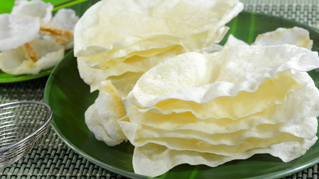 అయితే చుక్క నూనె లేకుండా అప్పడాలు లేదా పాపడాలు ఎలా వేయించాలో ఇప్పుడు చూద్దాం. చాలా మంది నూనె లేకుండా వీటిని వేయించడం అంత సులువు కాదు అనుకుంటారు. కానీ , ఆరోగ్యంపై శ్రద్ధ వహించే వారి కోసమే చెఫ్ పంకజ్ ఓ అద్భుతమైన చిట్కాను తెలియజేశాడు. చుక్క నూనె లేకుండా పాపడాలను వేయించడం ఎలానో తెలియజేశాడు.