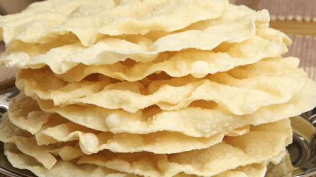 దీని కోసం ముందుగా ఒక పాన్ తీసుకోవాలి. ఇక అందులో నూనెకు బదులుగా ఉప్పు వేయాలి. ఉప్పు బాగా వేడి అయ్యే వరకు చూడాలి. ఉప్పు వేడి అయ్యి, కాస్త పొగలు వచ్చిందంటే అది వేయించడానికి రెడీగా ఉన్నట్లు.