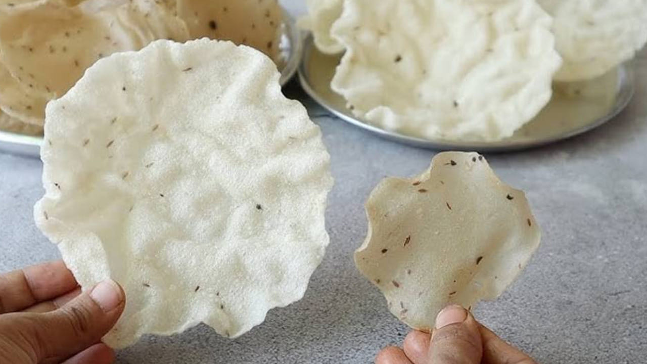 ఉప్పు వేడెక్కిన తర్వాత అందులో పాపడాలు లేదా అప్పడాలు వేయాలి. వేడి ఉప్పు వేఫర్లకు తగలగానే అవి తెల్లగా మారి ఉబ్బుతాయి. అంతే వేడి వేడి నూనెలేని అప్పడాలు, పాపడాలు రెడీ. 