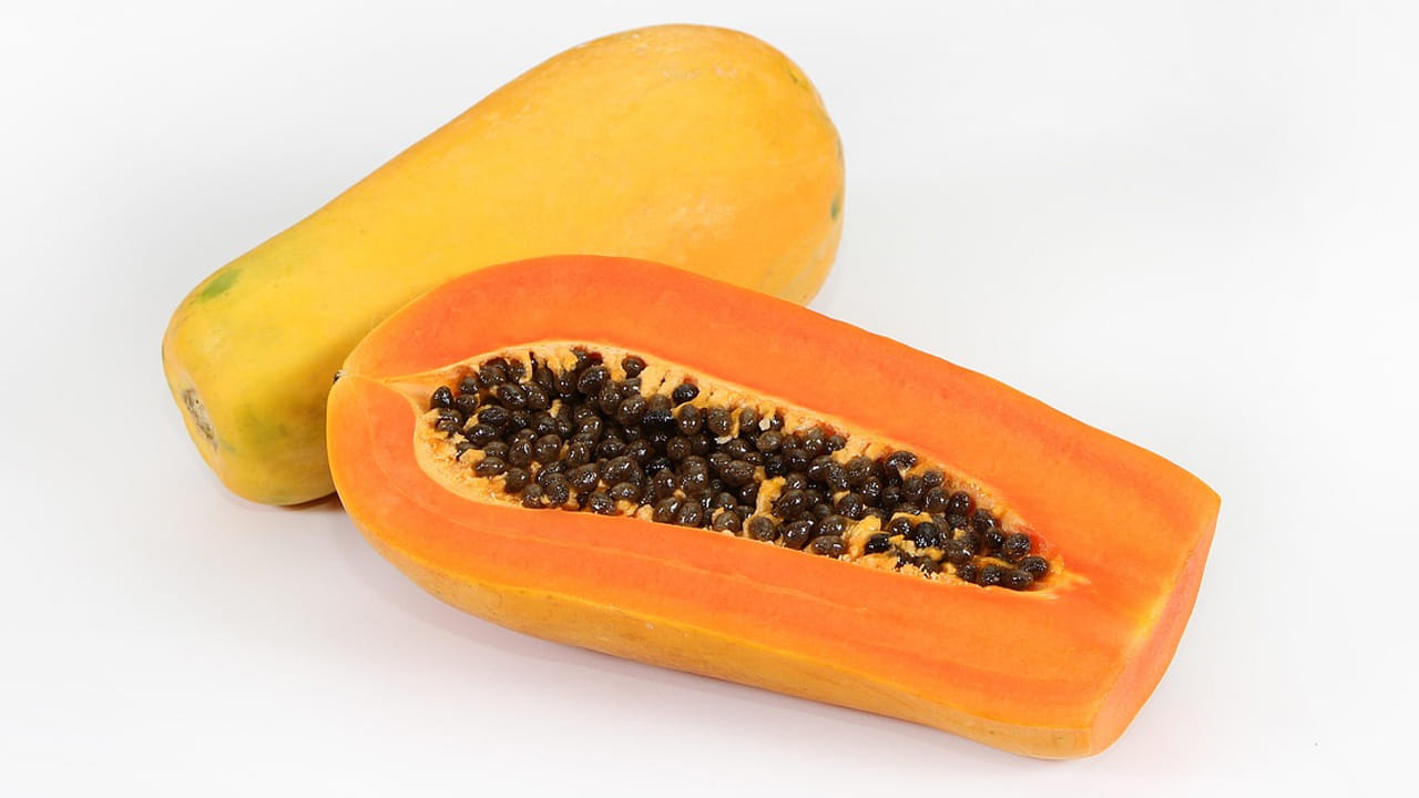 జీర్ణక్రియ, మలబద్ధకం సమస్యలు ఉన్నవారు బొప్పాయిని తింటే కడుపు నొప్పి వచ్చే అవకాశాలు ఉన్నాయని నిపుణులు చెబుతున్నారు. కాబట్టి, ఈ సమస్యతో ఇప్పటికే ఇబ్బంది పడుతున్న వాళ్లు తక్కువగా తీసుకోవాలి