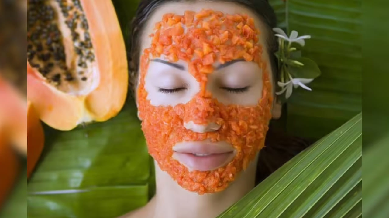 బొప్పాయి, తేనె ప్యాక్: బాగా పండిన బొప్పాయి ముక్కను మెత్తగా చేసి, అందులో ఒక చెంచా తేనె కలపండి. ఈ మిశ్రమాన్ని ముఖానికి పట్టించి 20 నిమిషాల తర్వాత చల్లని నీటితో కడగండి. ఇది పొడి చర్మం ఉన్నవారికి, మచ్చలు తగ్గించడానికి బాగా పనిచేస్తుంది.