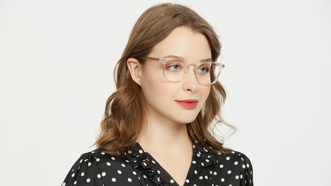 సాముద్రిక శాస్త్రం ప్రకారం, (నుదిటిపై) పాపిటలో  సుడి ఉన్న స్త్రీలు అదృష్టవంతులు. వీరికి దైవ భక్తి ఎక్కువగా ఉంటుందంట. అంతే కాకుండా వీరు తమ కుటుంబంలో సిరిసంపదలు తీసుకొస్తారని చెబుతున్నారు. 