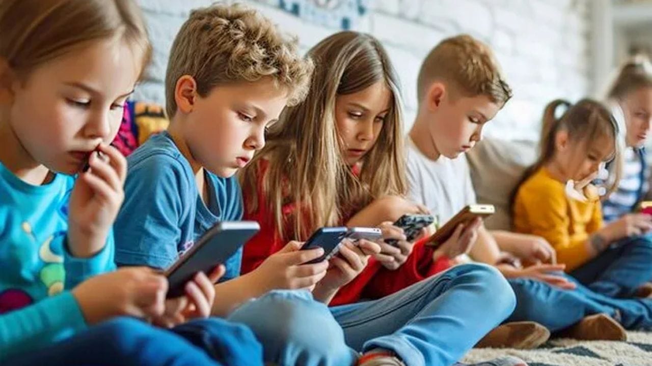 Phone Addiction: పిల్లలు ఫోన్లను వదలట్లేదా.. పేరెంట్స్ ఇవి పాటిస్తే చాలు.. వారు మళ్లీ వాటి జోలికెళ్లరు!