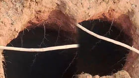 తెల్లారి పొలానికి వెళ్లిన రైతుకు కనిపించిన పెద్ద గొయ్యి..