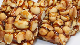 ఆరోగ్యానికి ఆరోగ్యం.. బలానికి బలం.. స్పెషల్ పల్లీ పట్టి ఇలా తయారు